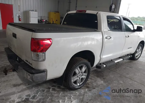 2010 Toyota Tundra Limited 5.7L V8 z USA, uszkodzony, nr VIN 5TFHW5F10AX145756
